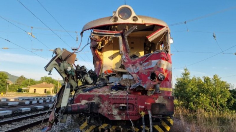 Влак удари лек автомобил, който се самозапали
