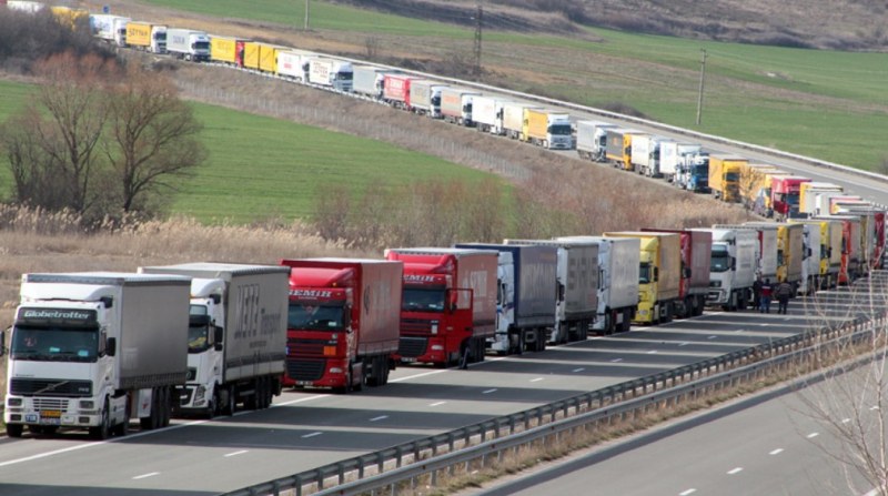 АПИ: От 1 юли камионите ще плащат за преминаване по второкласните пътища