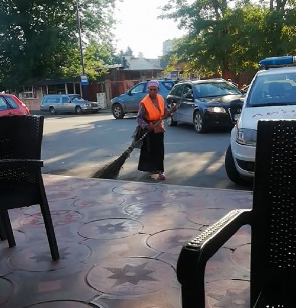 Как чистят улиците в Пазарджик ли? С метлата на баба Яга ВИДЕО