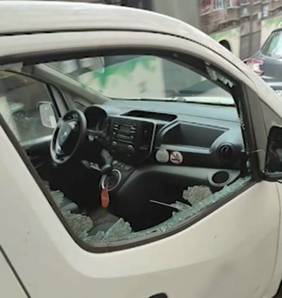 Мъж изпочупи 14 електрически коли в София