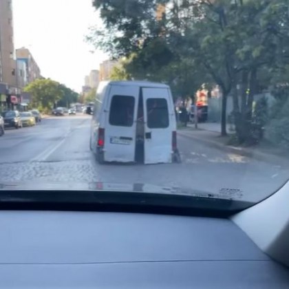 Бял бус в окаяно състояние премина през София Возилото е видяно
