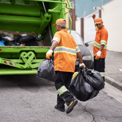 Извозването на отпадъци и боклуци в уличките в централната част на