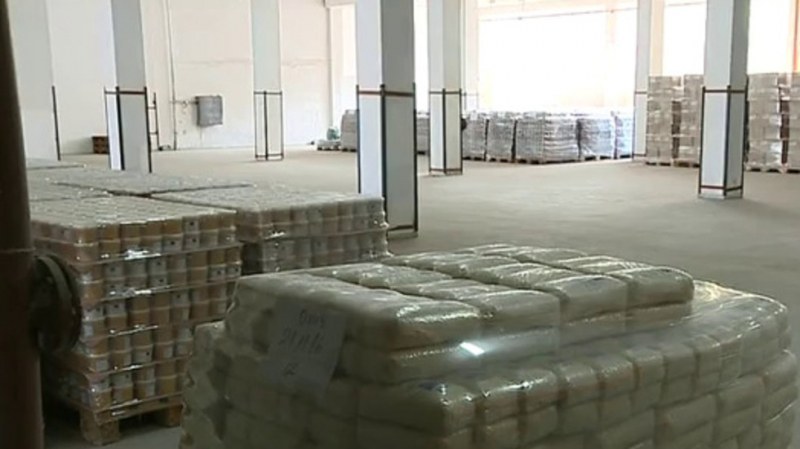 ОАЕ изпратиха самолет с 52 тона храни за украинците у нас