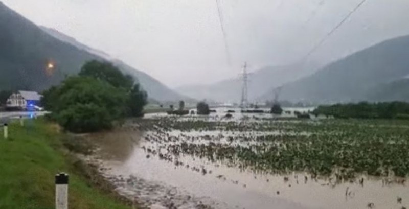 Силни дъждове удариха Австрия. Села са блокирани, има и загинал ВИДЕО