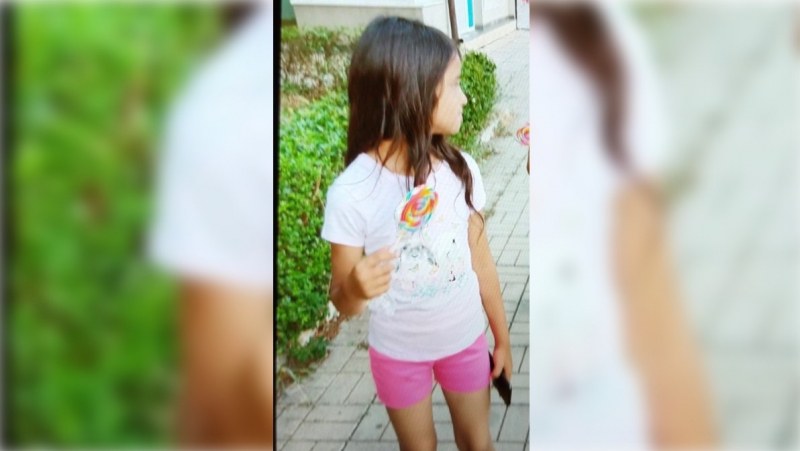 Полицията в Бургас издирва от тази сутрин изчезнало 8-годишно момиченце.