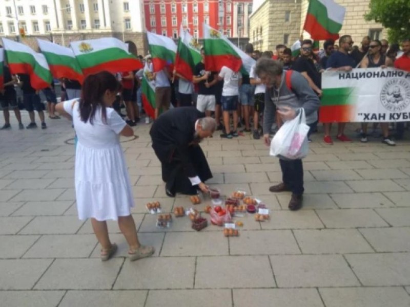 Докато Радев връчваше мандата, народът пред президенството чакаше с яйца и домати СНИМКИ