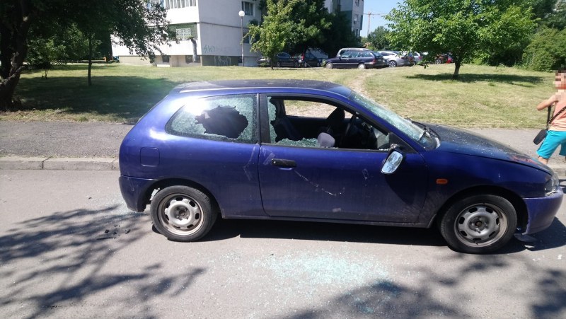 Кола е потрошена в София. Имало гонка с полицията? СНИМКИ