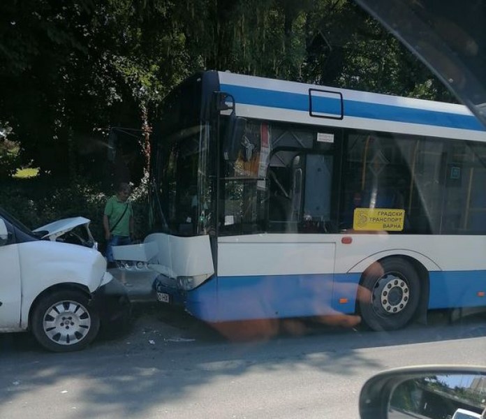 Кола и рейс се блъснаха челно във Варна СНИМКА