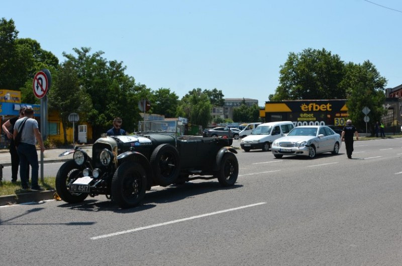 Бентли, модел 1929 година бе ударено на кръстовище в Харманли.