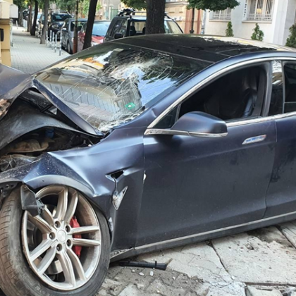 Шофьор с лъскава Тесла се заби в столична бирария Събитието е от