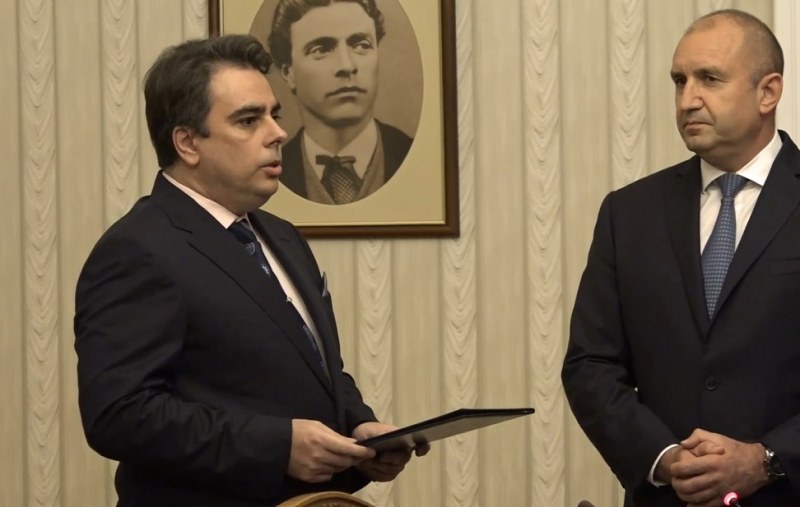 Президентът Румен Радев връчи първия мандат за сформиране на следващо