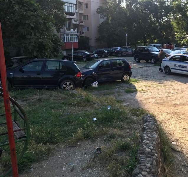 Голф се намърда на детска площадка в Пловдив СНИМКИ