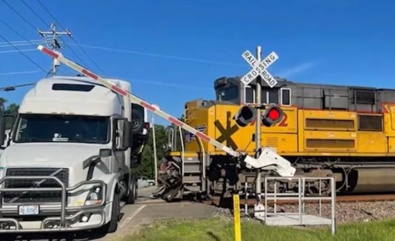 Влак спря на сантиметри от заклещен на релсите камион СНИМКИ