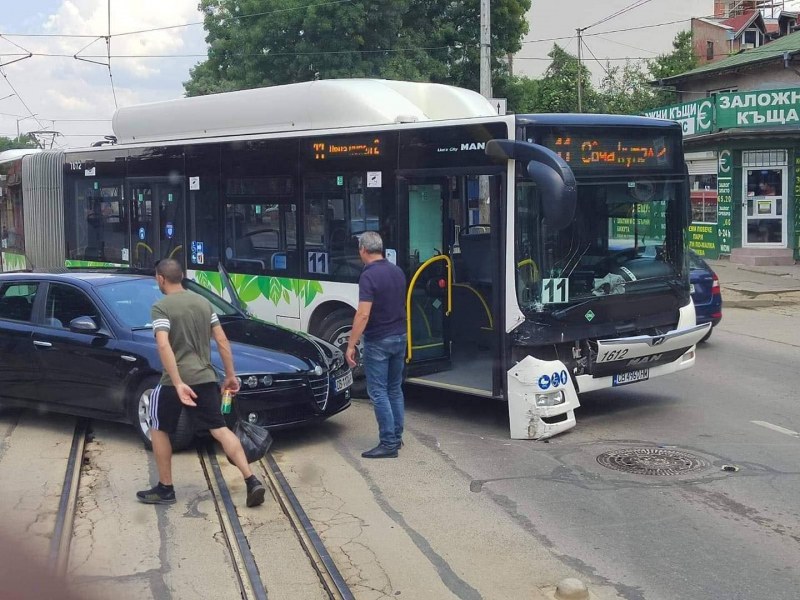 Автобус и кола се блъснаха в София, има голямо задръстване СНИМКА