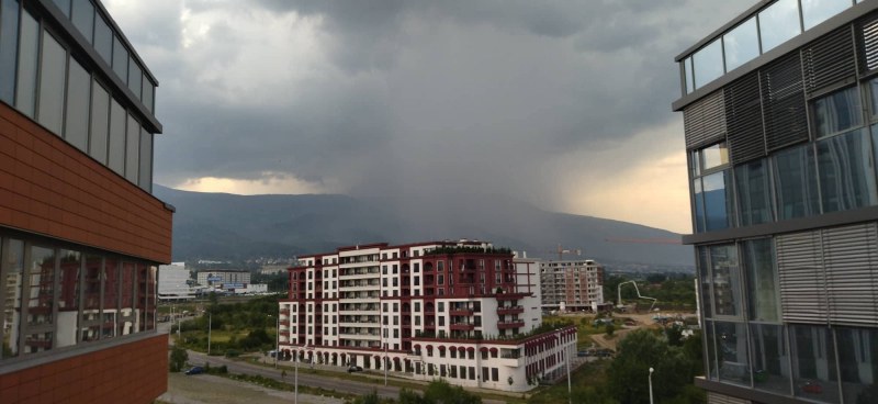 Времето изненада части от Западна България с непредсказуемостта си. Буря