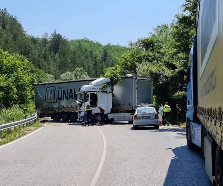 Камион катастрофира и блокира нацяло път до Велико Търново СНИМКА