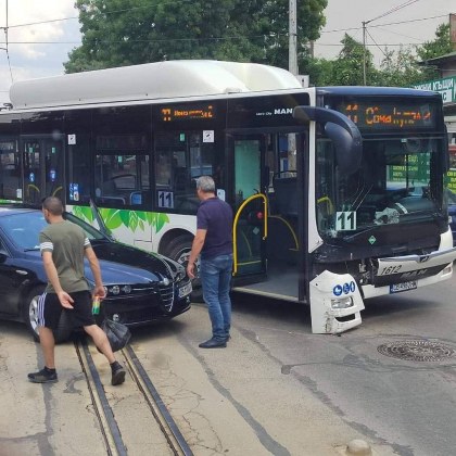 Катастрофа стана преди минути в столицата Автобус и лек автомобил са