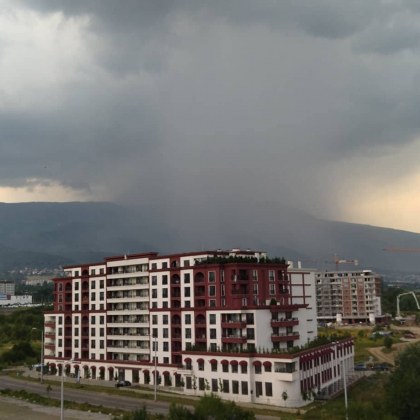 Времето изненада части от Западна България с непредсказуемостта си Буря