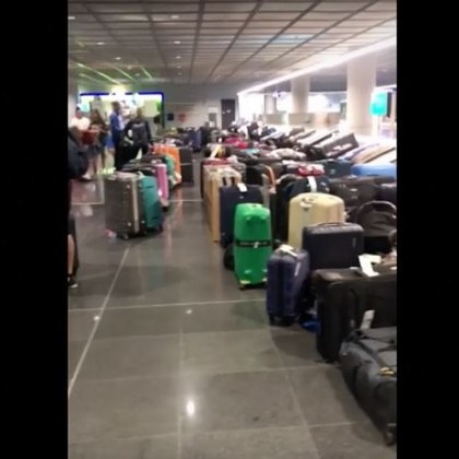 Любителски кадри показаха стотици куфари струпани на летище Франкфурт Причината