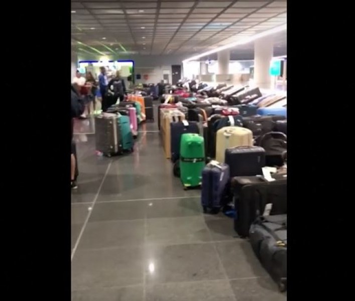 Напрежение с куфарите на пътници на европейско летище ВИДЕО