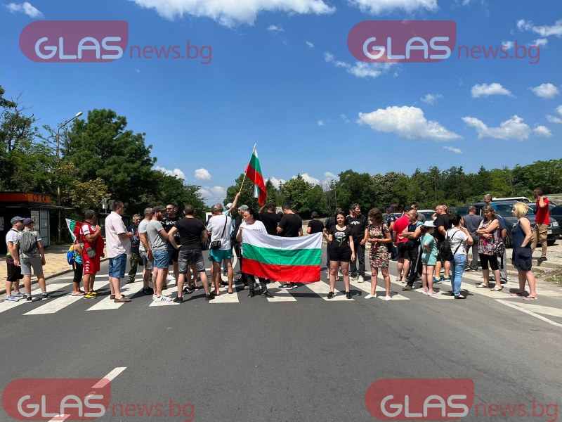 Протестно шествие в Сопот срещу високите цени на горивата СНИМКИ