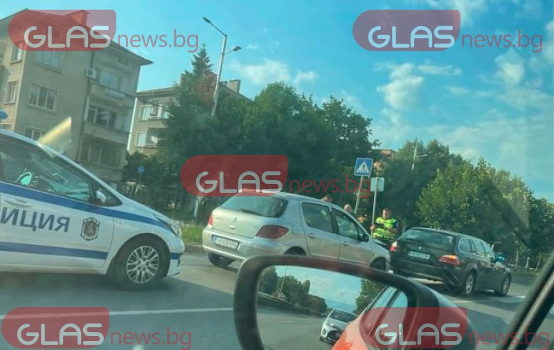 Два автомобила се блъснаха на пешеходна пътека в Пловдив  СНИМКИ