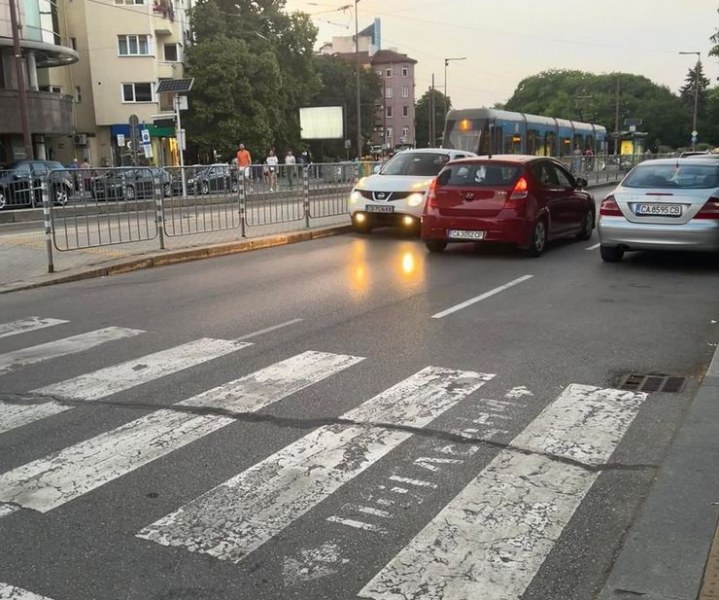 Кола влезе в насрещното в София. Пешеходната пътека предупреждава СНИМКА