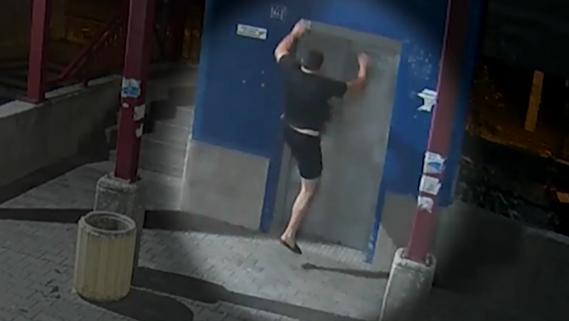 Мъж счупи с ритници вратите на обществен асансьор в Димитровград.