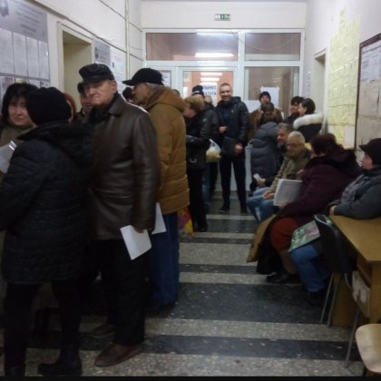 Гневен потребител възмущаващ се от опашка хора чакащи пред Социално подпомагане в Ловеч