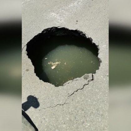 За огромна дупка отворила се по средата на булевард