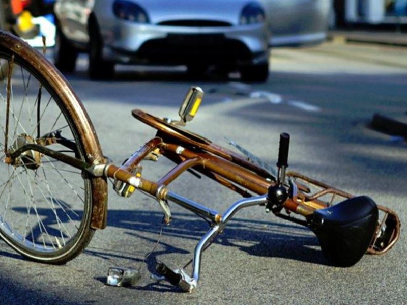 Млад велосипедист е в кома след ужасен удар