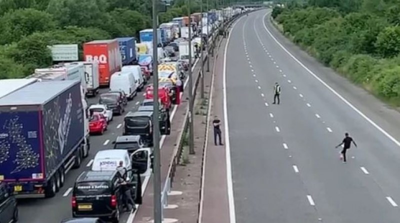 Протест заради горивата блокира магистрали в Англия ВИДЕО+СНИМКИ