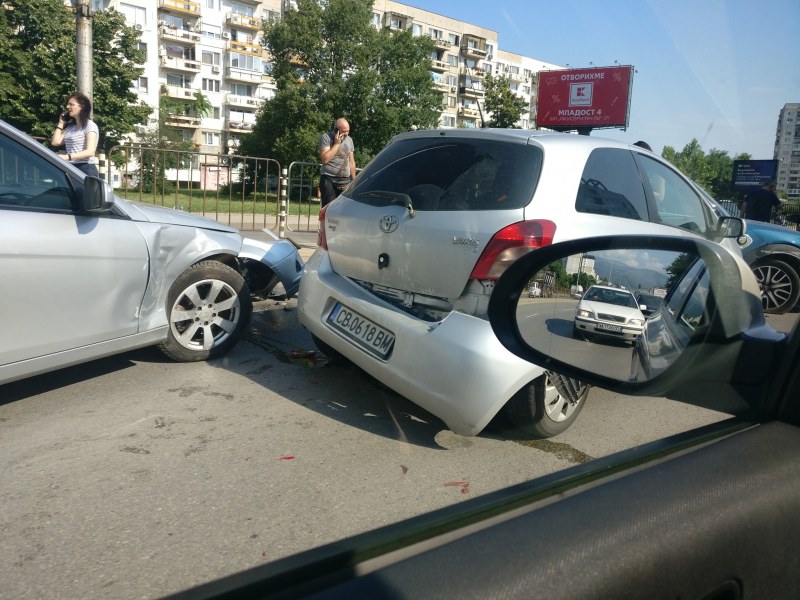 Верижна катастрофа с няколко коли в София СНИМКИ