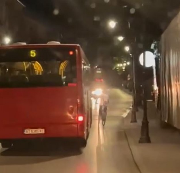 Клатушкащ се колоездач реши да се състезава с рейс ВИДЕО