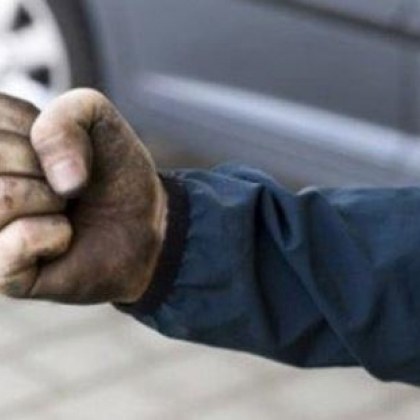 Шофьор на кола и автобус се сбиха. Единият е със счупена ръка
