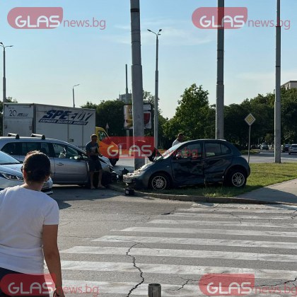 Катастрофа между два автомобила е станала на кръговото кръстовище между