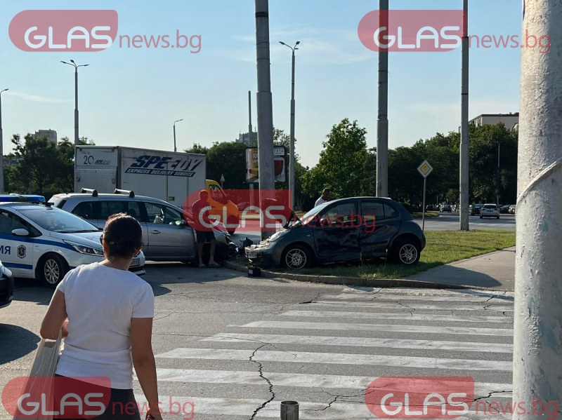 Тежък сблъсък на кръгово в Пловдив, жена е откарана с линейка СНИМКИ