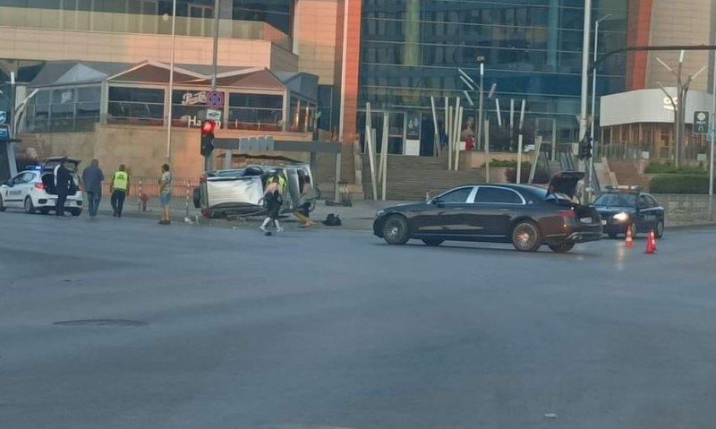 Тежка катастрофа в София! Джип се обърна върху тротоар СНИМКИ