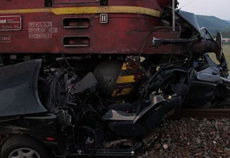 Влакът София-Бургас блъсна автомобил край Равно поле. Инцидентът е станал