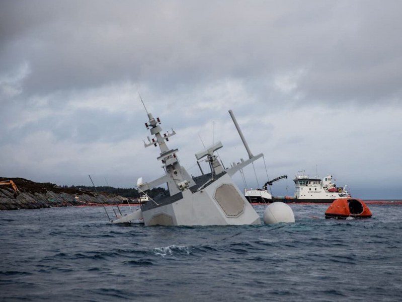 Фрегата на НАТО за €420 млн. потъна - екипажът отишъл да хапва СНИМКИ