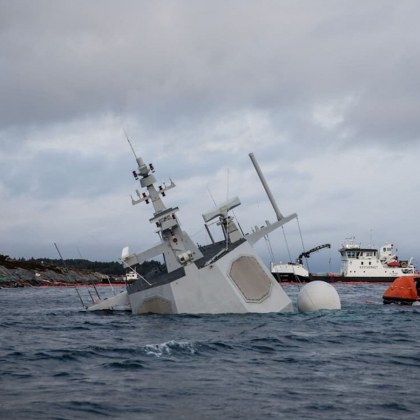 Норвежката фрегата на НАТО KNM Helge Ingstad се сблъска с