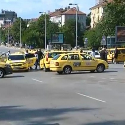 Шофьорите на таксиметрови автомобили излязоха на протест преди броени