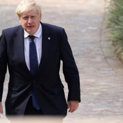 Колумнист на Guardian нарече Борис Джонсън политически труп Според Несрин Малик