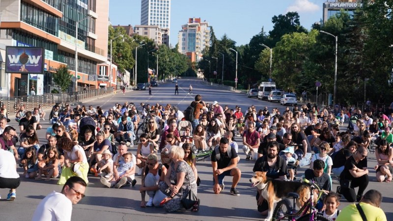 НА ЖИВО: Протест срещу джигитите на пътя, минута мълчание за жертвите ВИДЕО и СНИМКИ