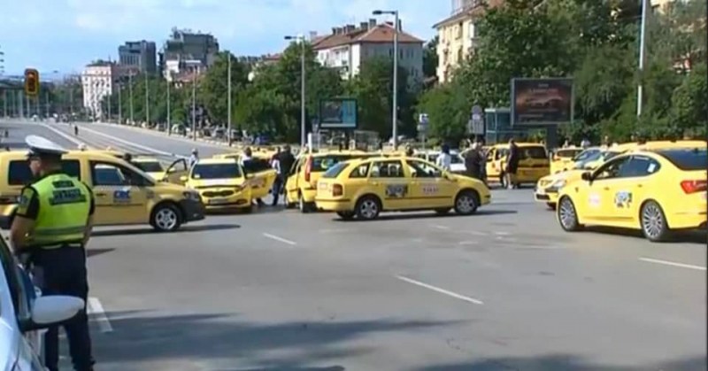 Шофьорите на таксиметрови автомобили излязоха на протест - преди броени