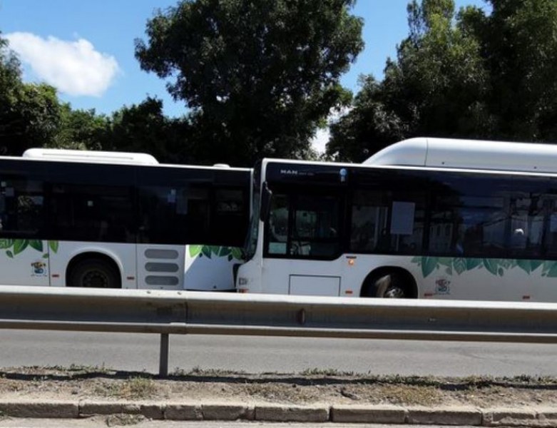 Два автобуса катастрофираха преди минути в София.Образувало се е огромно