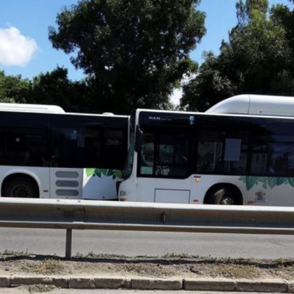 Два автобуса катастрофираха преди минути в София Образувало се е огромно