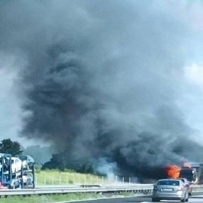 Тир натоварен с бали слама се запали на магистрала Тракия Инцидентът е станал в 18 часа на
