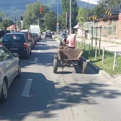 Вече повече от месец придвижването с каруца в София е