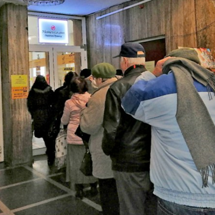 Жена колабира на опашка за пенсии в Пловдив